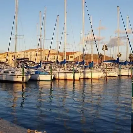Sur Le Port De Mèze
