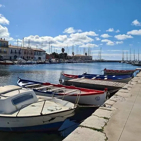 Sur Le Port De *